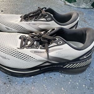 Brooks Men's Adrenaline Black and Gray Athletic Shoes EUC
